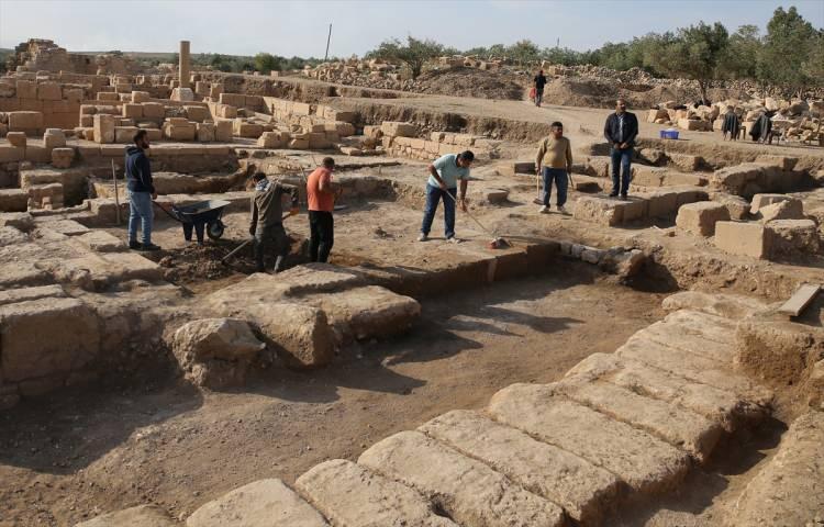 <p>Mardin kent merkezine 30 kilometre uzaklıktaki Oğuz Mahallesi'nde, 38 yıl önce dönemin Mardin Müzesi Müdür Vekili Abdülhalik Ekmen başkanlığında, İstanbul Teknik Üniversitesi Mimarlık Fakültesi Öğretim Üyesi Prof. Dr. Metin Ahunbay'ın bilimsel danışmanlığında başlatılan kazılar bu yıl da sürüyor.</p>