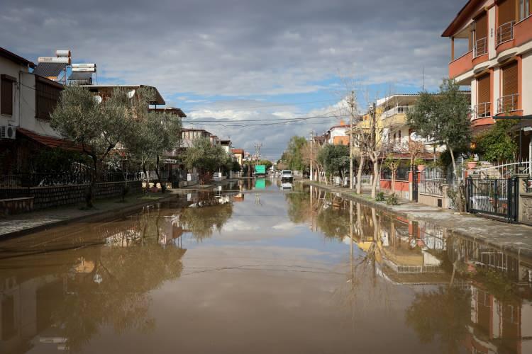 <p>Mahsur kalan otomobillerin kurtarıldığı, yolların yeniden trafiğe açıldığı bölgede, su baskını yaşanan iş yerlerinde ise esnaf, kovalarla tahliye çalışması yapıyor.</p>

<p>Bergama'da da Kozak yolu üzerindeki İncecikler Deresi'nin taşması sonucu su basan sosyal tesislerde hasar oluştuğu belirlendi.</p>
