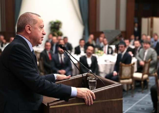 <p>Kabine sonrasında Cumhurbaşkanı Recep Tayyip Erdoğan tarafından yapılan açıklamayla birlikte SSK ve Bağ-Kur emeklisine ek yüzde 5 zam verildi. Artış oranları, yüzde 42,6'ya yükselecek. En düşük emekli maaşı da 10 bin lira olacak.<br />
<br />
Yapılan ek zam farkının ise şubat ayındaki maaşlara yansıyacağı öngörülüyor.<br />
 </p>
