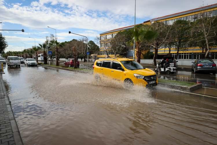 <p>İzmir'de sağanak yağış sonrası alışılan bir görüntü yaşandı. </p>
