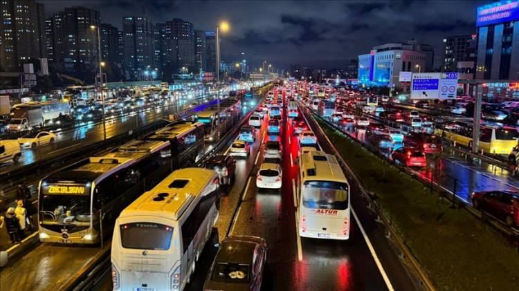 <p><strong>İstanbul'un trafik sorununu kim çözer?</strong></p>

<p>% 46.1 Murat Kurum</p>

<p>% 43.7 Ekrem İmamoğlu</p>

<p>% 7.8 Fikrim yok</p>

<p>% 2.5 Diğer partinin adayı </p>
