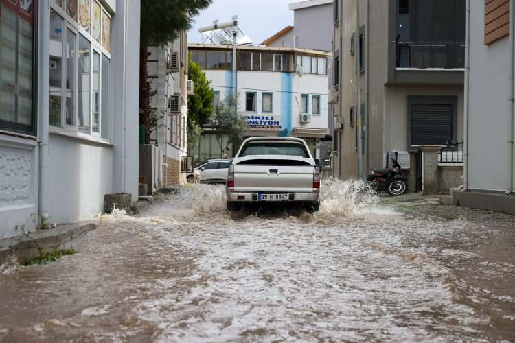 <p>Dikili'deki taşkında otomobili suda kalan İlker Güven, AA muhabirine, seyir sırasında suyun aniden yükselmesi nedeniyle kapıları zorla açtıklarını ifade etti.</p>

<p>Dikili'de sağanaklar sonrası su baskınlarının sürekli yaşandığını savunan Güven, "Biz canımızı zor kurtardık. Bu arabada çocuğumuz da olabilirdi. Başkalarının başına gelmesini istemiyorum. Bunun ivedilikle bir şekilde çözümünün bulunması lazım. Yıl 2024, geldiğimiz vaziyete bak. Avrupa'da 72 saat yağmur yağıyor. Yollarda çay bardağı kadar su durmuyor. Bizim burada yarım saat yağıyor, afet oldu. İnsanlar bunun arkasına sığınmamalı." diye konuştu.</p>
