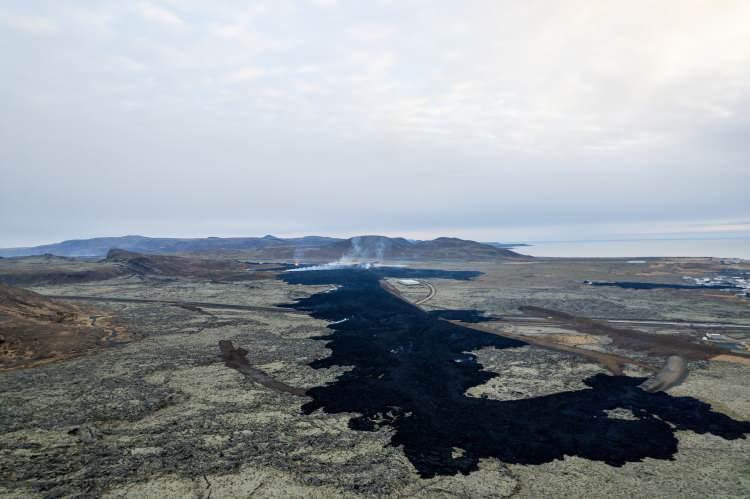 <p>İzlanda’da Reykjanes Yarımadası’ndaki yanardağda dün meydana gelen patlamanın ardından kasabaya ulaşan lavlar havadan görüntülendi.</p>
