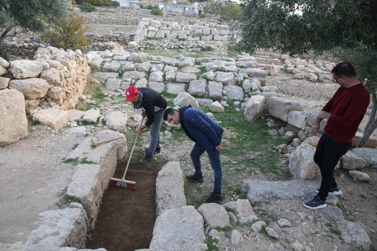<p>Mardin Müze Müdürü ve Kazı Başkanı Abdulgani Tarkan, AA muhabirine, geçmişte yerleşim yeri olan ve 507 yılında İmparator Anastasios tarafından kurulun Dara Antik Kenti'nde önemli buluntulara ulaştıklarını söyledi.</p>