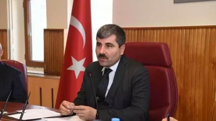 <p><strong>MUŞ</strong></p>
<p>Muş Belediye Başkan Adayı Feyat Asya</p>
<p><strong>FEYAT ASYA KİMDİR?</strong></p>
<p>1 Mayıs 1970’te Muş’ta doğdu. Öğrenim hayatının orta ve lise kısmını Muş İmam Hatip Lisesi'nde, lisans kısmını ise İktisat Fakültesi Kamu Yönetimi Bölümü'nde tamamladı. İlahiyat önlisans programından mezun oldu. Yüksek lisansını Muş Alparslan Üniversitesi Sosyal Bilimler Enstitüsü Siyaset Bilimi ve Kamu Yönetim alanında yapan Asya, evli 4 çocuk babasıdır.</p>
<p>Çalışma hayatına 1991 yılında Muş Köy Hizmetleri İl Müdürlüğü bünyesinde laborant olarak başladı. 1995 yılında Muş İl Müftülüğü’nde memur olarak devam etti. 2005 yılında Personel Şefi, 2007 yılından beri aynı kurumda Personel, İdari ve Mali İşler Şube Müdürü olarak görev yaptı. 2014-2019 yıllarında Muş Belediye Başkanlığı yaptı. 2019 yerel seçimlerinde ikinci kez seçildi.</p>
<p> </p>