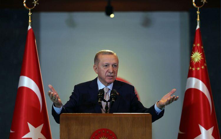 <p>AK Parti, 7 Ocak’ta İstanbul’da düzenlenen ilk programda 26 ilin belediye başkan adaylarını tanıtmıştı. Ankara’daki ikinci aday tanıtım toplantısında 17 büyükşehir ve 31 ilin adayı açıklanacak.</p>

<p>Parti kurmayları tarafından adaylara görev tebliği ise başlandı.</p>

<p><strong>İŞTE İSİM İSİM TAM LİSTE...</strong></p>

