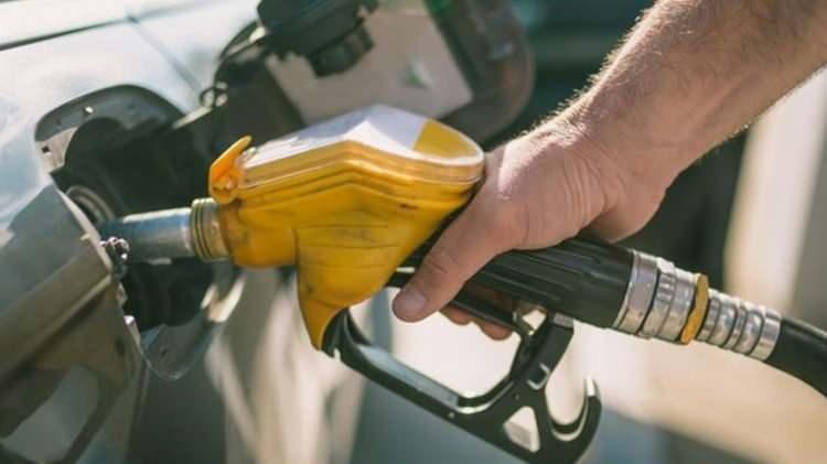 <p>Gümrüksüz Rafineri Fiyatı hesaplanırken ise, Akdeniz-İtalyan piyasasında yayınlanan günlük CIF Akdeniz ürün fiyatları ve günlük Dolar kuru takip edilerek, belli bir fiyat değişim farkında gümrüksüz rafineri tavan satış fiyatı elde ediliyor</p>
<p> </p>