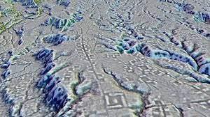 <p><strong>6 BİNDEN FAZLA DİKDÖRTGEN PLATFORM</strong></p>
<p> </p>
<p>Live Science'ta yer alan habere göre, bölgeyi onlarca yıldır incelen bilim insanları, havadan LiDar sistemini kullanmaya başlayana kadar söz konusu bulguların ne kadar sofistike olduğunu fark etmemişlerdi.</p>