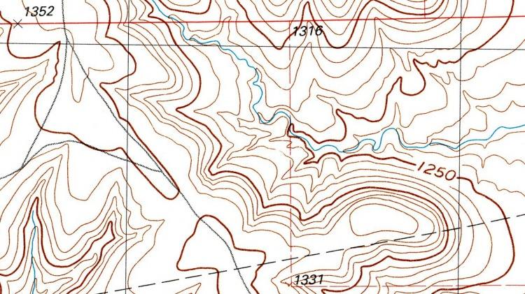<p><strong>Topoğrafik Haritalama</strong> </p>
<p> </p>
<p>LiDAR, arazi şekillerini ve yeryüzü yapılarını yüksek doğrulukla haritalamak için kullanılır. Bu, coğrafi bilgi sistemlerinde (CBS) ve mühendislik projelerinde önemlidir.</p>
<p> </p>