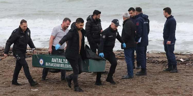 <p>Olay yeri inceleme ekipleri, çalışması esnasında yakınlardaki bir otelden getirilen plaj havlusuyla cesedin üzeri örtüldü. Cansız beden, ekiplerin incelemesinin ardından Antalya Adli Tıp Kurumu'na kaldırıldı.</p>