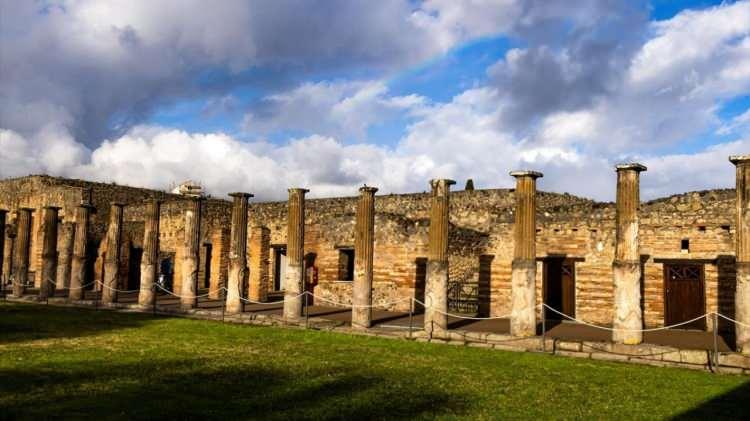 <p>İtalya'nın Napoli şehri yakınlarında bulunan ve hala kısmen gömülü olan yıkıntı halindeki antik Roma kenti Pompeii’de yapılan kazılarda, Vezüv Yanardağı'nın patlamasından önce şehrin duvarlarında bulunan çeşitli antik resimler keşfedildi. Napoli şehri yakınlarında bulunan arkeolojik alan görüntülendi.</p>
<p> </p>
<p> </p>
