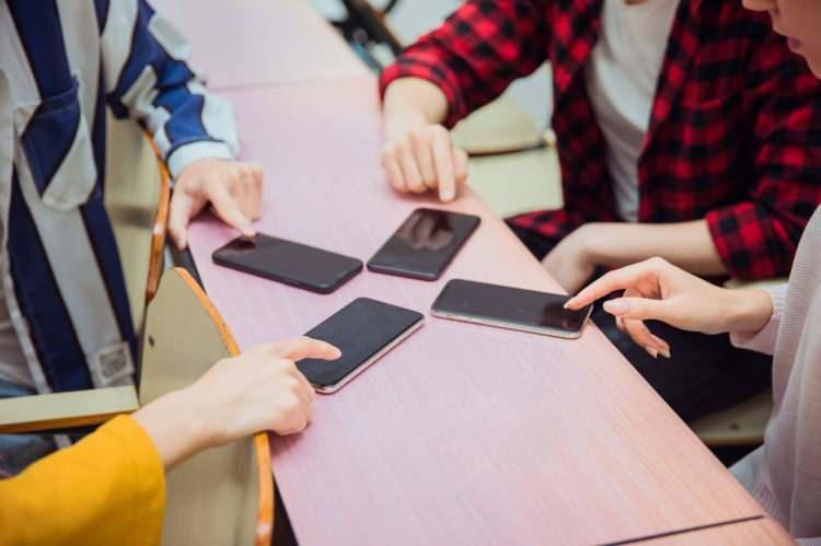 <div>Ancak, 2023 yılında durum değişti; Apple, geçtiğimiz yılı küresel akıllı telefon satışlarında pazar payı olarak önde kapattı. Apple, yüzde 20,1 pazar payı elde ederken, Samsung, yüzde 19,4 pazar payı elde etti.</div>
<div> </div>