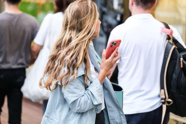 <div>Küresel akıllı telefon satışları tablosuna bakıldığında ilk üçte Apple, Samsung ve Xiaomi görüldü. Ancak yalnızca Apple, yıldan yıla satışlarını artırmayı başardı. Şirket, sevkiyatları 226,3 milyon adetten 234,6 milyon adede çıkardı.</div>

<div> </div>

<div> </div>

<div> </div>

<div>Huawei, Honor, OnePlus gibi daha düşük fiyat aralıklarında rekabetçi cihaz çıkaran üreticiler de kendilerine yer edinmeye başladı.</div>
