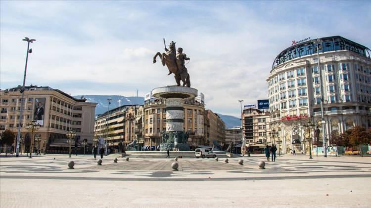 <p>Makedonya, Güneydoğu Avrupa'da yer alan, denize kıyısı olmayan bir ülkedir. Makedonya, aralarında BM, NATO ve Dünya Bankası'nın da bulunduğu çok sayıda kuruluşun üyesidir. Yolsuzluk ve verimsiz yasal yapı gibi faktörler yoksullaşmalarına sebep oldu. Makedonya, 2021 yılı itibariyle kişi başına düşen 5.720 dolar GSMH oranıyla Avrupa'nın en yoksul 4.ülkesidir.</p>