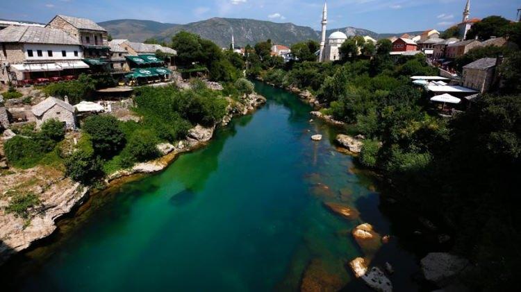 <p>Bosna-Hersek, Güneydoğu Avrupa'da Balkanlar bölgesinde yer alan bir ülkedir. Ekonomisi ağırlıklı olarak sanayi ve tarım sektörlerinden etkilenen bu ülke; BM ve Avrupa Konseyi dahil olmak üzere çeşitli uluslararası kuruluşlara üyedir. Bosna Savaşı ülke ekonomisine ciddi maddi zararlar verdiğinden savaşın harap ettiği bir ülkeyi yeniden inşa etmek yoksullaşmalarına yol açtı. 2021 yılında Bosna-Hersek'te kişi başına düşen GSMH miktarı 6.090 dolardı.</p>