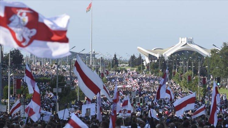 <p>Belarus Cumhuriyeti, Doğu Avrupa'da bulunan bir ülkedir. İkinci Dünya Savaşı sırasında askeri operasyonların yol açtığı yıkım, Belarus'u olumsuz etkiledi. Ülke, kuruluşundan bu yana Birleşmiş Milletler üyesidi. İnsani gelişme sıralaması nispeten yüksek olmasına rağmen Belarus’ta 2021 yılında kişi başına 6.330 dolar düşen GSMH oranı, Avrupa'nın en yoksul 6. ülkesi olmasına yol açtı.</p>