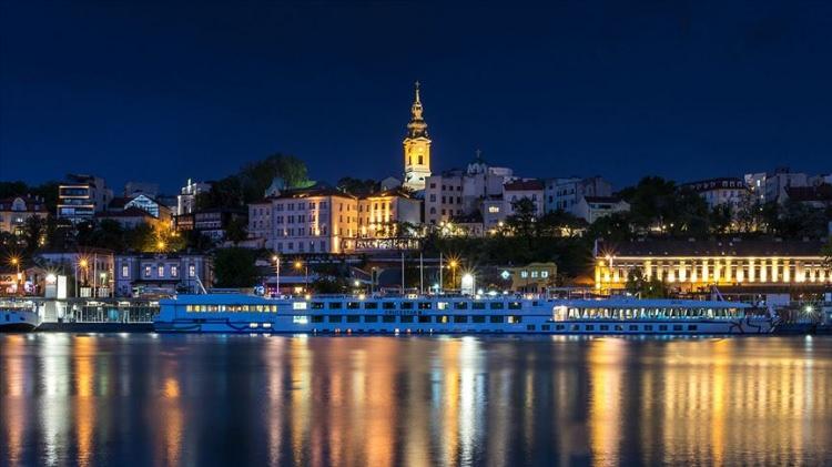 <p>Sırbistan Güneydoğu Avrupa'da bulunan bir ülkedir. Sırbistan ekonomisi; tekstil, kimya ve ilaç gibi malların ihracatına dayanır ve dolayısıyla büyüme yerli üretime bağlıdır. Ülke uzun yıllardan beri düşük düzeyde yabancı yatırımla uğraşmakta, bu da yüksek işsizlik oranlarına ve yeni teknolojilere erişim eksikliğine yol açtığından Avrupanın en yoksul 7. ülkesidir. 2021’de kişi başına düşen GSMH, 7.400 dolardı.</p>