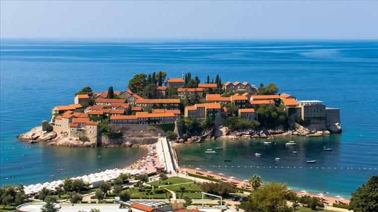 <p>Karadağ, Güneydoğu Avrupa'da küçük bir ülkedir ve 7.900 dolar GSMH oranıyla Avrupa'nın en yoksul 8. ülkesidir. Karadağlı işçiler, tüm sektörlerde düşük ücret aldığından ve hükümetteki yolsuzluklar düşük ekonomik çıktıya katkıda bulunduğundan nüfusun neredeyse beşte biri yoksulluk sınırının altında yaşıyor.</p>