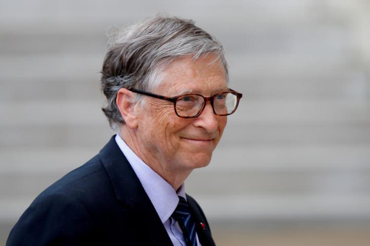 <p><span style="color:#B22222"><strong>20 YIL İÇİNDE BÜTÜN PARASINI DAĞITMIŞ OLACAK</strong></span></p>
<p> </p>
<p>Kendisinin ve Warren Buffett gibi ortaklarının vakfına yaklaşık 100 milyar dolar bağışladığını söyledi. Gates, yılda 9 milyar dolarlık bir oranla, yaklaşık 20 yıl içinde tüm parasını dağıtmış olacağını tahmin ediyor.</p>