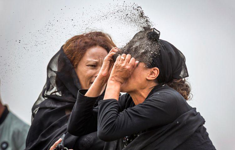 <p>Bu insanlar özellikle cenaze törenlerine gidip yas tutup ağlayarak para kazanıyor. Bu meslekte kişi veya kişiler de törende yüksek sesle ağlayıp çığlıklar atarak, ağıtlar yakıp ölen kişi kendisinin çok yakın bir tanıdığıymış gibi rol yapıyor.</p>