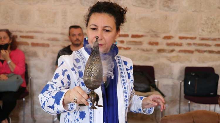 <p>Kalabalık ortamlarda keskin vücut kokuları sizi her ne kadar rahatsız etsede gerçekten bu mesleği yapanlar var. Deodorant firmalarının ürünün etkinliğini test etmek için işe aldığı kişiler, ürünü kullandıktan sonra başka insanları koklayarak para kazanıyor.</p>