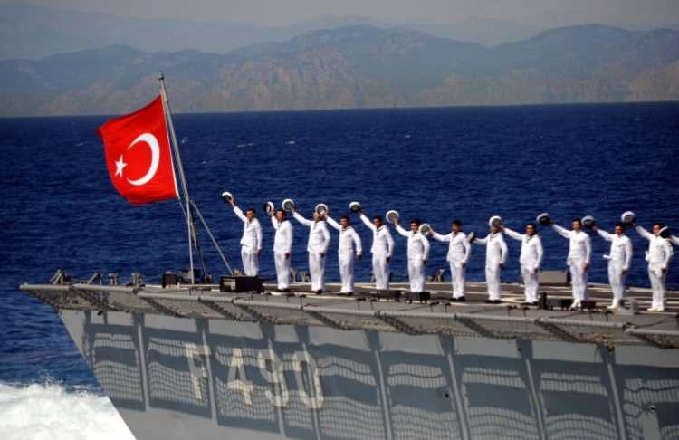 <p><span style="color:#B22222"><strong>SİVİL TERSANELERİN BAŞARISI DİKKATE DEĞER</strong></span></p>
<p> </p>
<p>Son dönemlerde gördüğümüz belki de en geniş kapsamlı teslim töreni için “<strong>Gemileri kızaktan aynı anda ikişer indirip üçerli paketler olarak teslim ediyoruz. </strong></p>
<p><strong>Bu yerli gemi inşaat sanayinde ve özellikle savunma sanayinde ne kadar geliştiğimizin göstergesi” diyor Erkan.</strong></p>