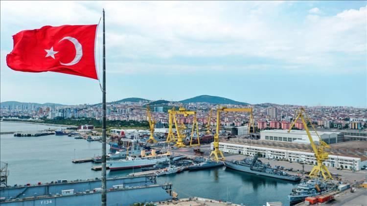 <p>Uzun süredir dikkat çektiğimiz hususlardan biri olan Türk özel tersanelerinin askeri denizcilik konusunda ortaya koyduğu başarıya Erkan da işaret ediyor.</p>

<p> </p>

<p>Erkan’a göre bu atılımın sonucunu gelecek yıllarda <strong>‘yerlilik oranı daha yüksek’</strong> gemilerin teslim edilmesinde net bir şekilde göreceğiz.</p>
