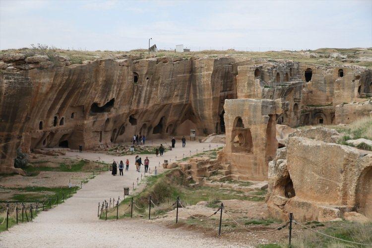 <p>Kazı çalışmalarına gelecek sezon da devam etmeyi planladıklarını belirten Menteşe, sözlerini şöyle tamamladı:</p>
<p>"Bu alanı birkaç yıl içinde tamamlamayı düşünüyoruz. Bu da Dara Antik Kenti'nin görseline büyük bir katkı sunacak. Özellikle son yıllarda yürütülen kazı çalışmalarıyla artık günde binlerce insan buraya uğramaya başladı. Ziyaretçilerin artmasına büyük katkı sunacak. Su kanalının şu anda 30 metrelik bir kısmı ortaya çıkarıldı. Önümüzdeki dönemlerde su kanallarını takip etmek amacıyla batı yönünde devam ettirilmesi planlanıyor. Kamusal alandaki bütün su sistemlerini açığa çıkartmayı planlıyoruz."</p>