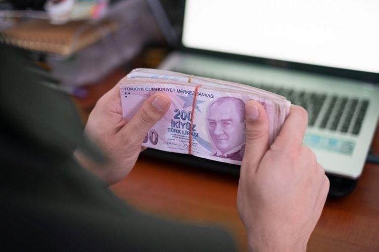 <p><strong>2. 'Aylık Tutarı' burada kök maaşınızı ifade ediyor. 'Ek ödeme tutarı' ise yüzde 4'lük ek ödemeyi belirtiyor.</strong></p>
<p>Hemen altında görünen '5510 Ek 19 Miktarı' da maaşı 10.000 TL'ye tamamlayan ilave ödemeyi ifade ediyor.</p>