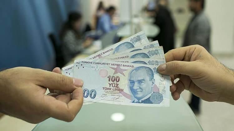 <p><strong>3. Örneğin 'Kök maaşı 6.000 TL olan bir vatandaş ne kadar maaş alacak' sorusuna yanıt verecek olursak;</strong></p>
<p>Emekli maaşı refah payı dahil yüzde 42,6 artarak 8.556 TL'ye yükselecek. Yüzde 4 ek ödemeyle bu emekli maaşı 8.898 TL olacak. En düşük emekli maaşı 10 bin TL olduğundan, bu emekli için 1.101 TL Hazine desteği ödemesi söz konusu olacak. Sonuçta emekli 10 bin TL'yi hesabında görecek.</p>