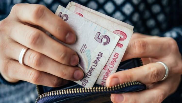 <p><strong>4. Farklı olarak emekli kök maaşı 10.000 TL olan bir emekli için hesaplama yaparsak;</strong></p>
<p>Emekli maaşı, refah payı dahil yüzde 42,6 zam ile artarsa 14.260 TL'ye ardından yüzde 4 ek ödemeyle 14.830 TL olacak. Burada daha önce de belirtiğimiz gibi 'Emekli Aylığı Detay' ekranındaki kök maaş dikkate alınacak.</p>