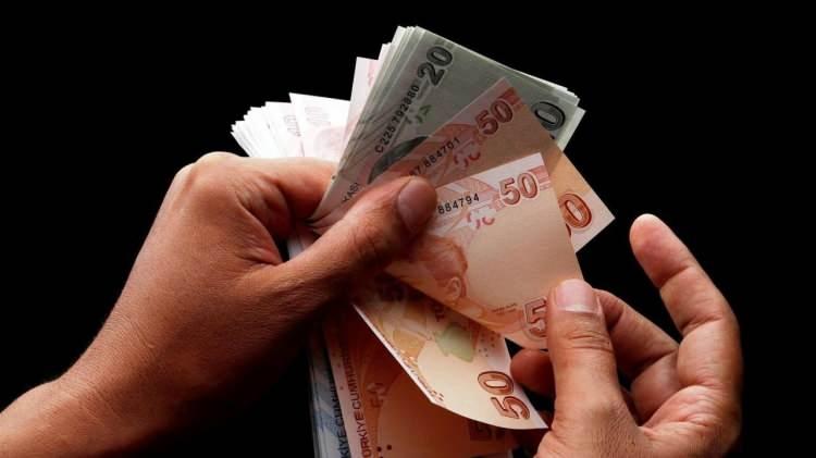<p><strong>OLASI SENARYOLARA GÖRE RAKAMLAR </strong></p>
<p><br />
SSK ve Bağkur emeklilerinin son 6 aylık enflasyona göre zam oranının yüzde 37.57 olduğunu belirtmiştik. Temmuz 2024 enflasyon tahminleri baz alındığında farkın kapanması için SSK ve Bağkur emeklisine 6-7 puan ek artış yapılabileceği ortaya çıkıyor. Böyle bir durumda yeni zammın yüzde 42-45 arasında olacağı tahmin ediliyor. Bu noktada son sözü Cumhurbaşkanı Tayyip Erdoğan söyleyecek.</p>