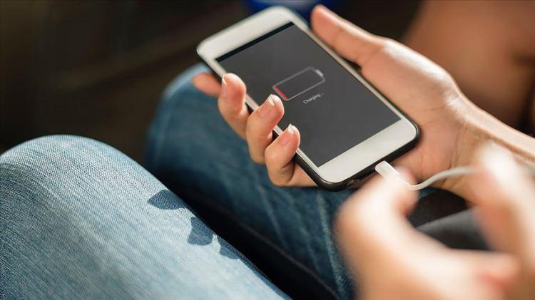 <p>Akıllı telefonlar adet bazında yüzde 34’lük oranla en büyük artışı gösterdi. Bu artış, tamamlayıcı ürünler olan telefon şarj aleti ve kablolara da yansıdı.</p>
