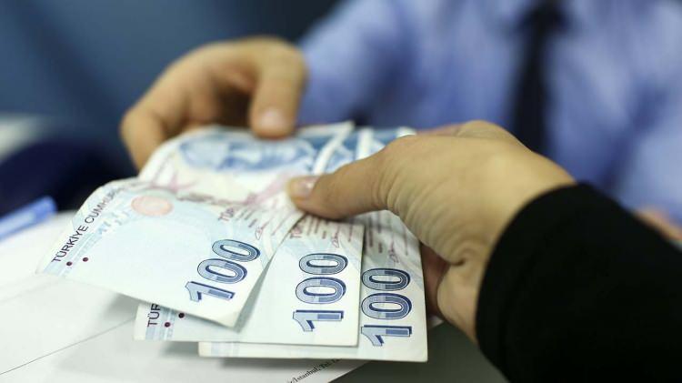 <p><strong>5 YIL ÖNCE EMEKLİ OLUNABİLECEK</strong></p>
<p>Bağ-Kur'lular 9000 prim günü şartı nedeniyle Emeklilikte Yaşa Takılanlar (EYT) yasasından faydalanamamıştı. </p>