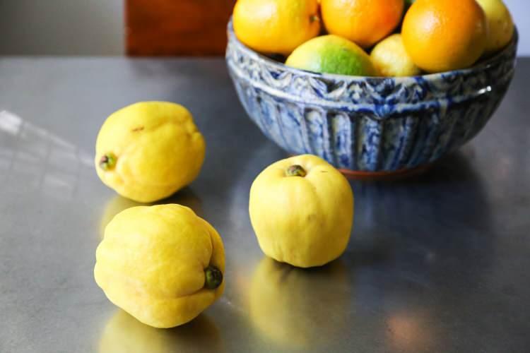 <p>Ayva şeker oranı en d&uuml;ş&uuml;k meyvelerden birisidir ve kan şekerini y&uuml;kseltmediği gibi gereksiz kaloriler de i&ccedil;ermez. Bu sebeple g&ouml;n&uuml;l rahatlığıyla t&uuml;ketilebilir.</p>

<p>&nbsp;</p>
