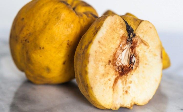 <p>Gece ayva yemek y&uuml;ksek lif i&ccedil;eriği sayesinde iştahı kapatarak tokluk hissi sağlar. B&ouml;ylece kilo kontrol&uuml; sağlanabilir.</p>
