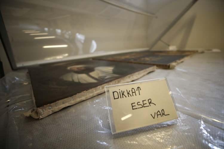<p>Padişah portreleri birbirlerine kurdelelerle bağlı bulunuyor. En üstte Osman Gazi, en altta Sultan I. Abdülhamid yer alıyor. Ağacın arkasında ise Sultanahmet Camisi ve meydanının görünümü göze çarpıyor.</p>
