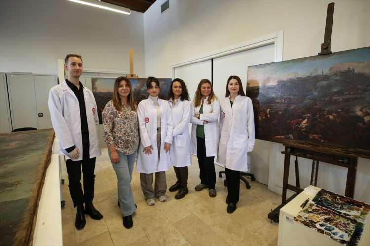 <p>Eserlerin hepsinin hikayesi &ccedil;ok farklı. Her eser restorasyona geldiğinde &ouml;n araştırması oluyor ve biz de hangi d&ouml;neme ait olduğunun bilgisini alıyoruz." diye konuştu.</p>

<p>&nbsp;</p>

<p>M&uuml;zede, T&uuml;rkiye'nin en b&uuml;y&uuml;k oryantalist tablosu da var</p>
