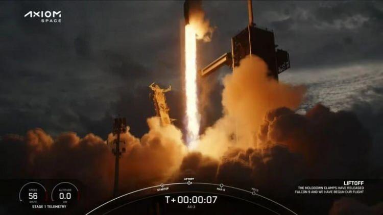<p><strong>İlk Türk astronot olan Alper Gezeravcı, AX-3 misyonunun yer aldığı Dragon uzay aracının kapsülü TSİ 00.49'ta uzaya fırlatıldı.</strong></p>
<p> </p>