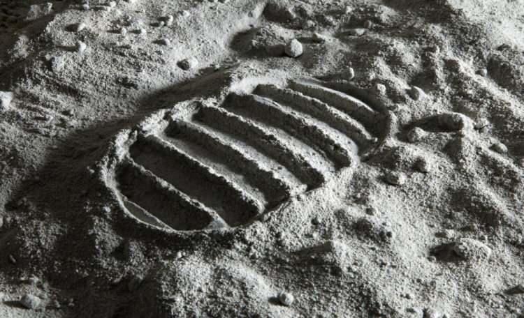 <p>21 Temmuz günü ise Neil Armstrong, Ay'ın yüzeyine ayak basan ilk insan olarak kayıtlara geçti.</p>
