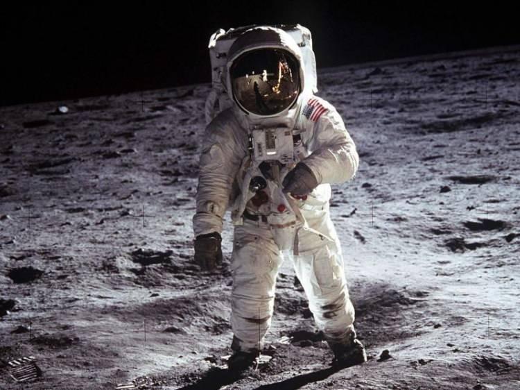 <p>Ay'a iniş teorisi Amerika'nın 1969 yılında Apollo 11'in Ay'a inişini hiçbir zaman tamamlamadığını iddia etmektedir.</p>
