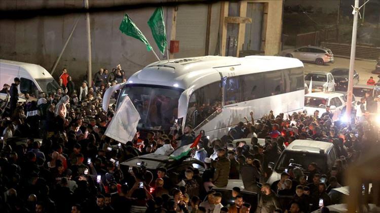 <p>Karar sonrasında İsrail ile Hamas arasında varılan esir takası mutabakatı çerçevesinde çatışmalara 4 gün "insani ara" verilmesine ilişkin uzlaşma sağlandı.</p>
<p>Mutabakatın süresi daha sonra 3 gün daha uzatıldı. 24 Kasım'da uygulamaya giren mutabakat çerçevesinde, Gazze Şeridi'nde tutulan 81 İsrailli esire karşılık, İsrail hapishanelerindeki 240 Filistinli esir serbest bırakıldı.</p>