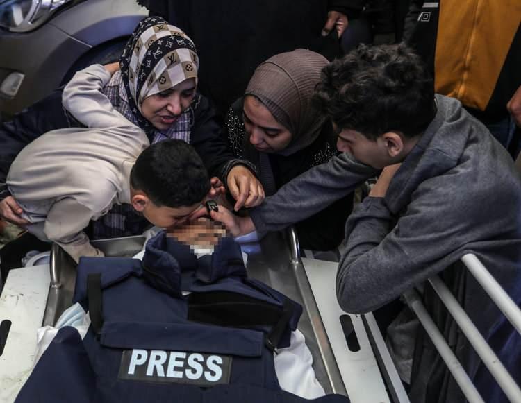 <p><span style="color:#FF0000"><strong>Hamas'ın serbest bıraktığı esirlere ait görüntüler İsrail'in iddialarını çürüttü</strong></span></p>
<p>İsrailli esirlerin birçoğu daha sonra basına yaptığı açıklamada, kötü muameleye maruz kalmadıklarını belirtti.</p>
<p>İsrail'in serbest bıraktığı Filistinli esirlerle ilgili görüntülerde ise birçoğunun yaralı ve bitkin halde olması dikkatleri çekti.</p>