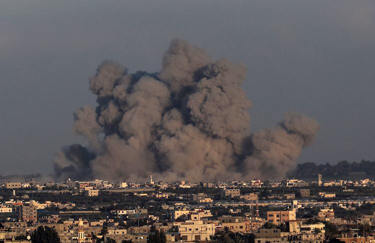 <p>İsrail güçleri, Gazze Şeridi'nde daha önce "güvenli alan" ilan ederek sivilleri yönlendirdiği Gazze'nin güneyini de bombaladı.</p>
<p>ABD'nin The New York Times (NYT) gazetesi ile CNN televizyonunun 22 Aralık 2023'te yapay zeka destekli görsel kanıt analizine dayandırdığı haberlerinde, İsrail'in, Gazze'de siviller için güvenli olarak belirlediği alanlarda ABD'nin verdiği yüksek tahrip gücüne sahip yaklaşık 1 tonluk yüzlerce MK-84 bombası kullandığının tespit edildiği belirtildi.</p>
