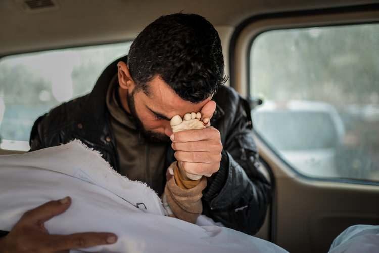 <p>srail güçlerinin bombardımanlarında 3 tarihi kilise yıkılırken Gazze'deki Hristiyanların kültürel mirası da hedef alınıyor.</p>
<p>İşgal altındaki Batı Şeria'nın tarihi Beytüllahim şehrinde yaşayan Filistinli rahip Mitri Raheb, 22 Aralık'ta "Democracy Now" adlı ABD merkezli internet sitesine yaptığı açıklamada, İsrail'in Gazze Şeridi'ne saldırılarında Hristiyanların da büyük zarar gördüğünü söyledi.</p>