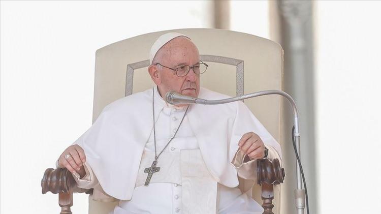 <p>Katoliklerin ruhani lideri ve Vatikan Devlet Başkanı Papa Franciscus ise Gazze'deki kiliselerin saldırıya uğramasından sonra tepkilerini sertleştirdi.</p>
<p>Papa Franciscus'un, 17 Aralık'ta yaptığı konuşmada, İsrail'in Hristiyanları ve kiliseleri hedef almasından söz ederken "terör" ifadesini kullanması dikkati çekti.</p>
<p>İsrailli keskin nişancılar tarafından Kutsal Aile Katolik Kilisesi'nde öldürülen anne ve kıza işaret eden Papa, "Bazıları, 'Bu terör, bu savaş.' diyor. Evet, bu savaş, bu terördür." yorumunu yaptı</p>