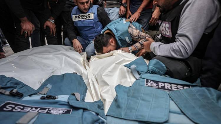 <p>Gazze Şeridi'nde işlediği savaş suçlarını ve soykırıma varan saldırılarını dünyaya duyurmaya çalışan ve uluslararası kurallarla dokunulmazlığı olan gazetecileri hedef almaktan geri durmayan İsrail'in saldırılarında Gazze Medya Ofisine göre, şu ana kadar 117 basın çalışanı yaşamını yitirdi.</p>
<p>Buna göre, her gün en az 1 basın mensubu İsrail tarafından öldürüldü.</p>