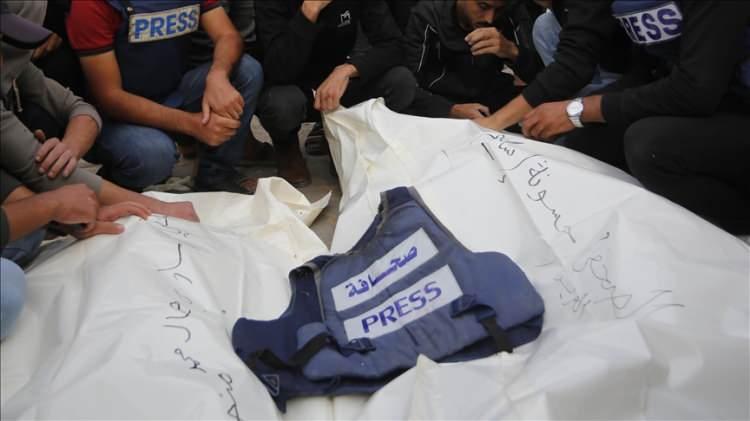 <p>Daha sonra 13 Ekim'de Lübnan'ın güneyinde İsrail güçleri tarafından gazetecileri hedef alan saldırıda Reuters Haber Ajansı çalışanı kameraman Issam Abdullah hayatını kaybetti, 6 medya mensubu yaralandı.</p>

<p>Sınır Tanımayan Gazeteciler (RSF), olayla ilgili soruşturmasında, gazetecilerin üzerlerindeki "basın" işaretlerine rağmen özellikle hedef alındığını duyurdu.</p>
