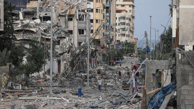 <p>Tel Aviv yönetiminin 7 Ekim'den bu yana Filistin topraklarında işlediği savaş suçları devam ederken Güney Afrika, 29 Aralık 2023'te, 1948 tarihli BM Soykırımın Önlenmesi ve Cezalandırılması Sözleşmesi'ni ihlal ettiği gerekçesiyle İsrail aleyhinde dava açtı.</p>

<p>Türkiye, Pakistan, İran, Suudi Arabistan, Malezya, Brezilya gibi ülkeler davayı desteklerken ABD yönetimi, İsrail'e karşı açılan davayı "haksız ve tamamen dayanaktan yoksun" olarak niteledi.</p>

<p>BM'nin en yüksek yargı organı Uluslararası Adalet Divanında (UAD) açılan davanın ilk duruşması 11 Ocak'ta görüldü.</p>

<p>Halka açık yapılan ve canlı yayınlanan duruşmanın ilk gününde UAD yargıçları, Güney Afrika'nın ihtiyati tedbir taleplerini dinledi ve Güney Afrika tarafı, İsrail'e yönelik suçlamalarını gerekçe ve delilleriyle Divan'a sundu.</p>

<p>Güney Afrika tarafını temsil eden avukatların yaptığı etkili sunumlar duruşmaya damgasını vurdu ve dünyanın dikkatini dava sürecine çekti.</p>

<p>Mahkemede sunulan kanıtlar arasında AA foto muhabirlerinin çektiği fotoğraflar da yer aldı.</p>

<p>Duruşmanın ikinci gününde Tel Aviv'in hukuk ekibi yaptığı savunmada, soykırım suçlamalarını yanıtlamakta yetersiz kaldı. İsrail tarafı, bunun yerine Güney Afrika yönetimini itham etmeye çalıştı.</p>

<p>Güney Afrika, durumun aciliyeti sebebiyle UAD'den tedbir kararına hükmetmesini talep ederken duruşmaların tamamlanmasının ardından mahkeme, karar için müzakere sürecine girdi.</p>
