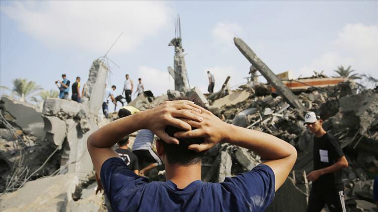<p>UNRWA'nın sosyal medya hesabından yapılan açıklamada, "Gazze halkı için son 100 gün, 100 yıl gibi geçti" ifadeleriyle bölgedeki Filistinlilerin, İsrail saldırıları sebebiyle çok zor günler yaşadığı belirtildi.</p>

<p>Açıklamada, "Gazze halkının öldürülmemesi, gıda, ilaç, su ve barınma ihtiyacının güvenli şekilde sağlanması için defalarca yapılan çağrılara rağmen, insani ateşkes halen yürürlükte değil." ifadelerine yer verildi.</p>

<p>Gazze'de UNRWA'nın okul ve eğitim merkezleri dahil 154 tesisine yaklaşık 1 milyon 400 bin Filistinlinin sığındığı, 250 binden fazla Filistinli aileye un temin edildiği ve 10 milyondan fazla öğün dağıtıldığı aktarıldı.</p>
